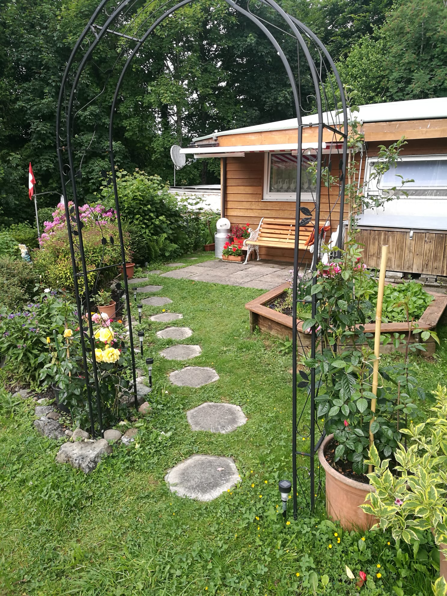 Bluehender Gartenplatz
